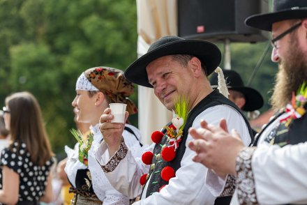 Korowód dożynkowy - trybuna honorowa z władzami miasta i zaproszonymi gośćmi