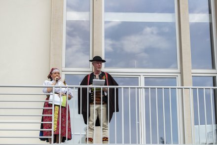 Korowód dożynkowy - konferansjerzy - dyrektor Wiślańskiego Centrum Kultury Katarzyna Czyż-Kaźmierczak i kierownik Referatu Promocji, Turystyki, Kultury i Sportu Tadeusz Papierzyński