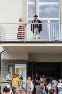 Korowód dożynkowy - konferansjerzy - dyrektor Wiślańskiego Centrum Kultury Katarzyna Czyż-Kaźmierczak i kierownik Referatu Promocji, Turystyki, Kultury i Sportu Tadeusz Papierzyński