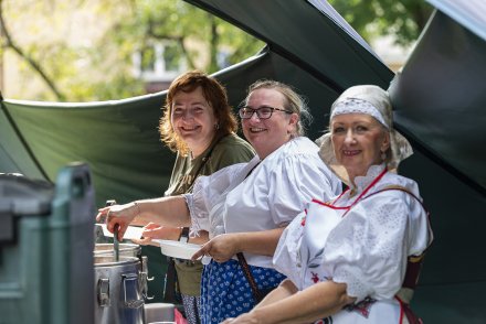 Poczęstunek dla uczestników korowodu - pracownicy Wiślańskiego Centrum Kultury