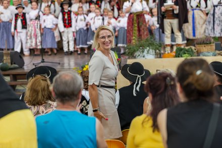 Wiślańskie Dożynki - uroczystości w amfiteatrze - Prezes Lokalnej Grupy Działania "Cieszyńska kraina" Dominika Tyrna