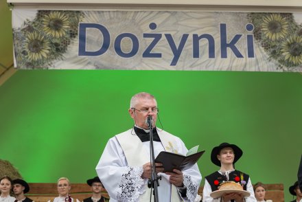 Wiślańskie Dożynki - uroczystości w amfiteatrze - Ksiądz Proboszcz Parafii Rzymskokatolickiej Pod Wyzwaniem Najświętszej Marii Panny Wiesław Firlej