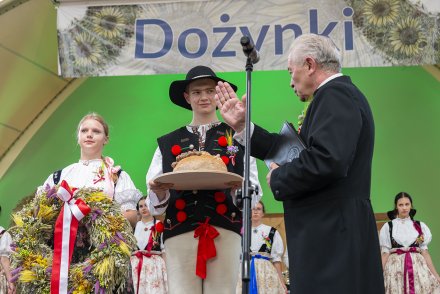 Wiślańskie Dożynki - uroczystości w amfiteatrze - błogosłąwieństwo chlebów