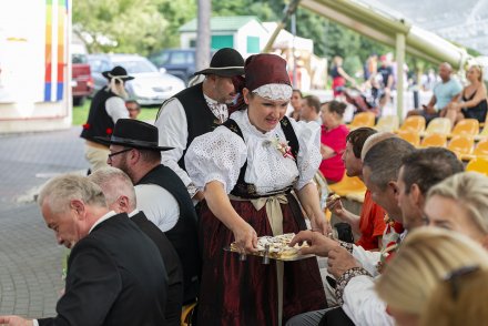 Wiślańskie Dożynki - uroczystości w amfiteatrze - poczęstunek