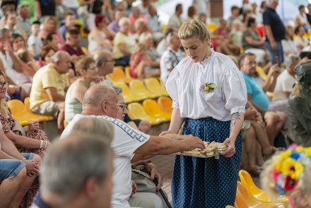 Wiślańskie Dożynki - uroczystości w amfiteatrze - poczęstunek
