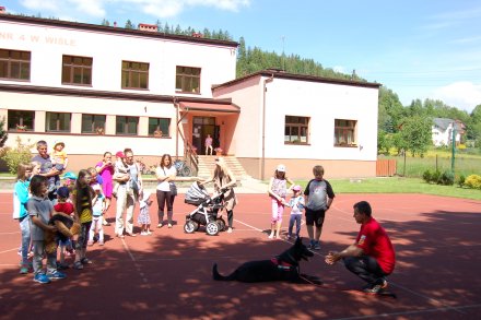 Pokazy na boisku szkolnym psa ratownika fot. InfoBeskidy.eu/Paweł Brągiel