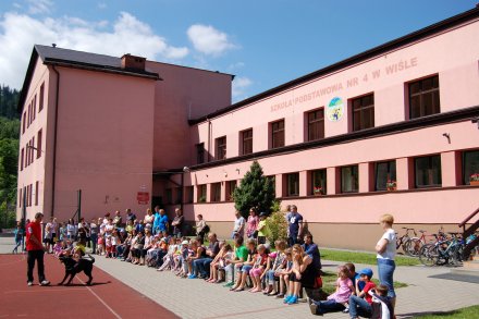 Pokazy na boisku szkolnym psa ratownika fot. InfoBeskidy.eu/Paweł Brągiel