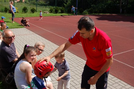 Pokazy na boisku szkolnym psa ratownika fot. InfoBeskidy.eu/Paweł Brągiel