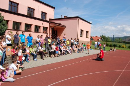 Pokazy na boisku szkolnym psa ratownika fot. InfoBeskidy.eu/Paweł Brągiel
