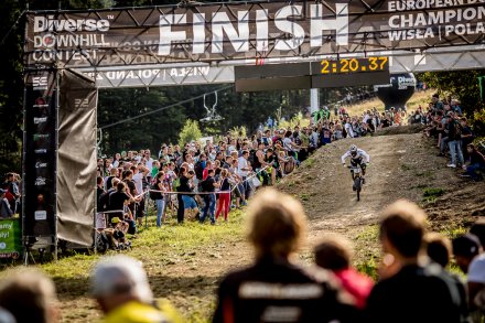 Wokół mety i na trasie zjazdu rowerowego gromadzą się tłumy kibiców