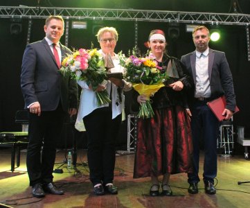 Laureaci w towarzystwie władz miasta