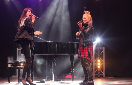 Fragment koncertu Sylwii Grzeszczak z zespołem