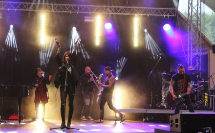 Fragment koncertu Sylwii Grzeszczak z zespołem