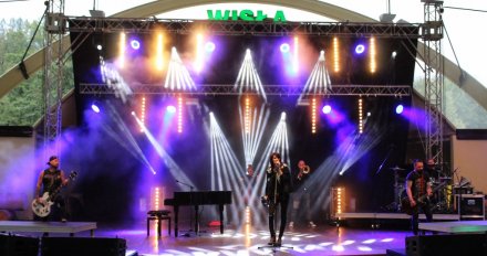 Fragment koncertu Sylwii Grzeszczak z zespołem