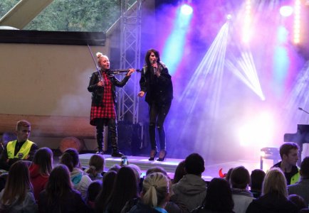 Fragment koncertu Sylwii Grzeszczak z zespołem