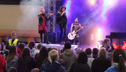 Fragment koncertu Sylwii Grzeszczak z zespołem