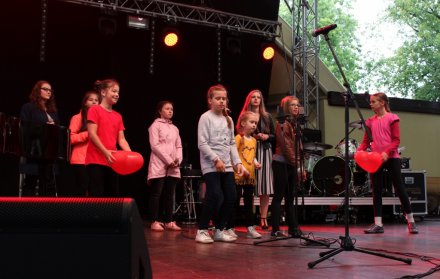 Występ uczniów Społecznego Ogniska Muzycznego