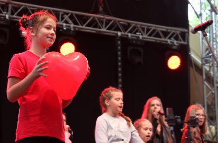 Występ uczniów Społecznego Ogniska Muzycznego