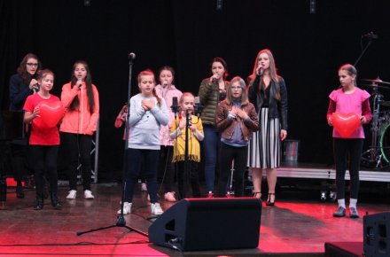 Występ uczniów Społecznego Ogniska Muzycznego