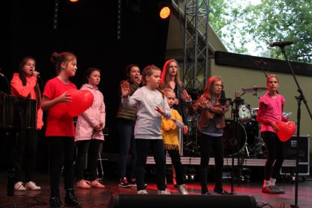 Występ uczniów Społecznego Ogniska Muzycznego