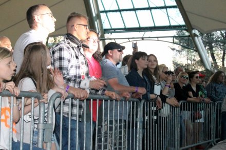 Publiczność bawi się na koncercie zespołu Dżem