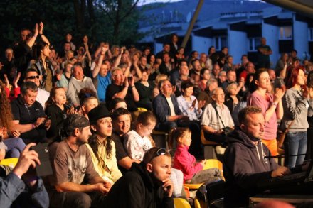 Publiczność bawi się na koncercie zespołu Dżem
