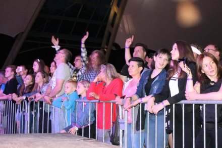 Publiczność bawi się na koncercie zespołu Dżem