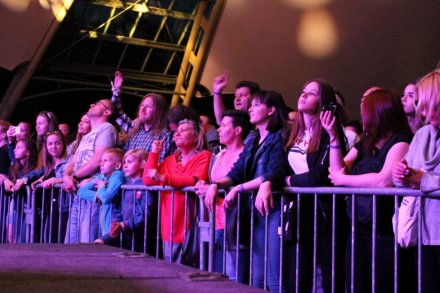 Publiczność bawi się na koncercie zespołu Dżem