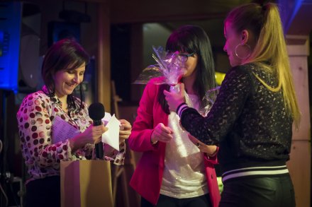 Wręczenie upominku dla uczestniczki wydarzenia