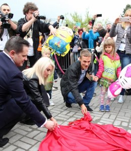 Piotr odsłania tablicę