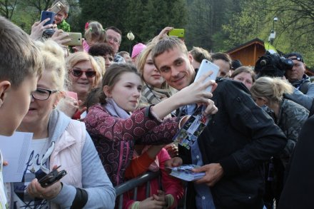 Wspólne zdjęcie Piotra z kibicami