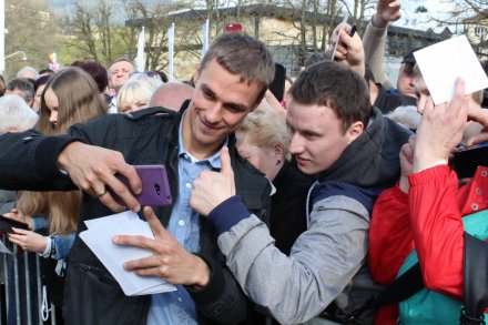 Wspólne zdjęcie Piotra z kibicami