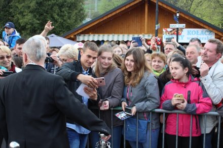 Wspólne zdjęcie Piotra z kibicami