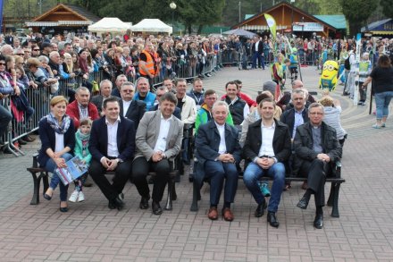 Goście podczas ceremonii odsłonięcia tablicy