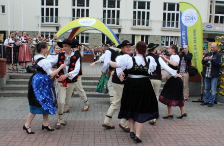 Zespół "Wisła" tańczy na placu Hoffa przed ceremonią odsłonięcia tablicy