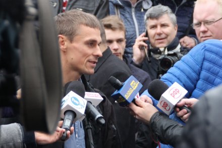 Piotr Żyła udziela wywiadu mediom