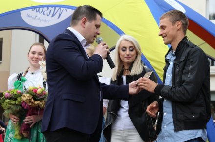 Burmistrz wręcza Piotrowi pamiątkową statuetkę