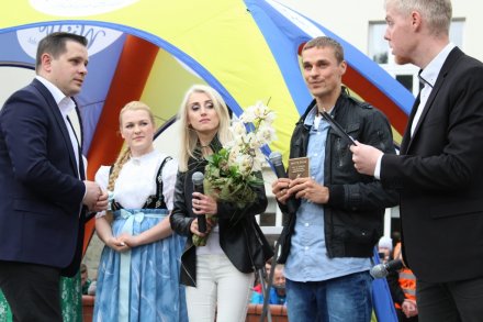 Fragment ceremonii odsłonięcia tablicy na placu Hoffa