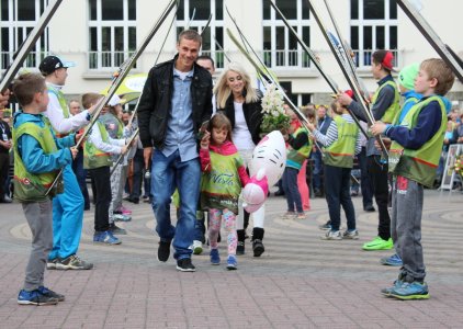 Piotr Żyła z rodziną idzie przez szpaler utworzony przez młodych skoczków