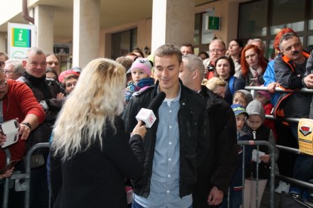 Piotr Żyła udziela wywiadu mediom