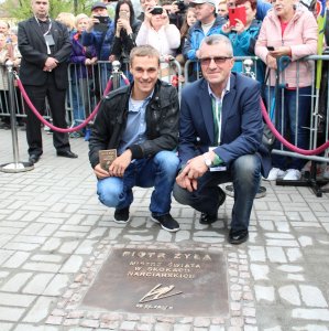 Piotr pozuje z Janem Szturcem przy tablicy