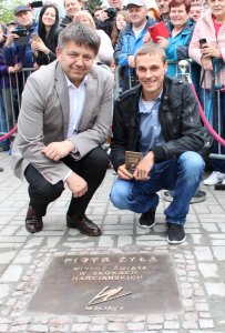 Piotr pozuje ze starostą cieszyńskim przy tablicy