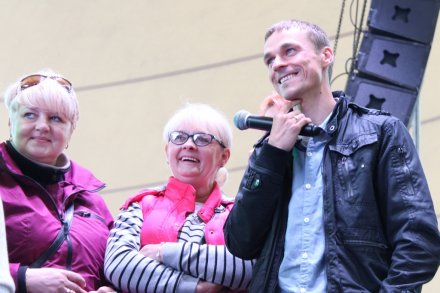 Piotr Żyła podczas konkursu na scenie