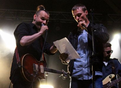 Piotr Żyła wykonuje utwór z Myslovitz