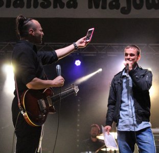 Piotr Żyła wykonuje utwór z Myslovitz