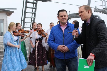 Burmistrz Tomasz Bujok udziela wywiadu do TVP na Skolnitym