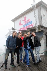 Piotrek i zespół Myslovitz robią sobie wspólne zdjęcie