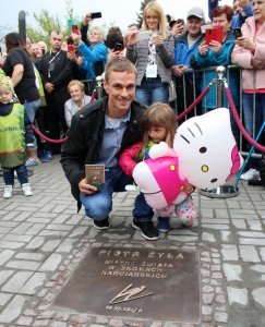 Piotr pozuje z córką przy tablicy
