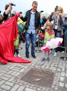 Piotr odsłania tablicę