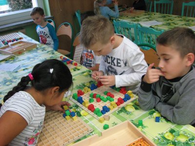 Dzieci korzystają z urządzeń EDUMatrix